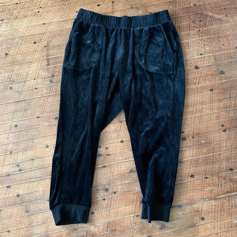 Torrid 0/L black velour loungewear cropped joggers